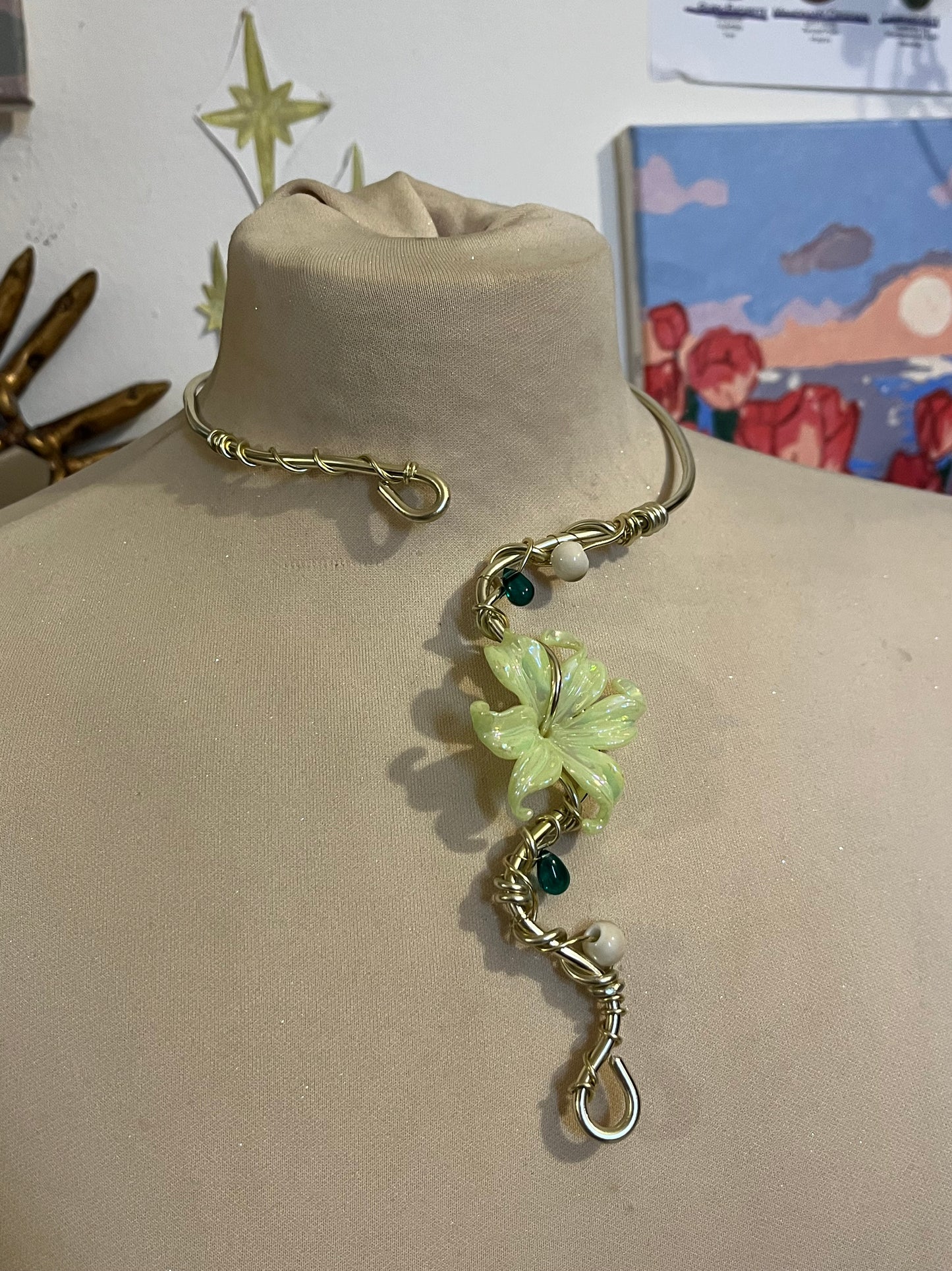 colier cu flori de culoare aurie