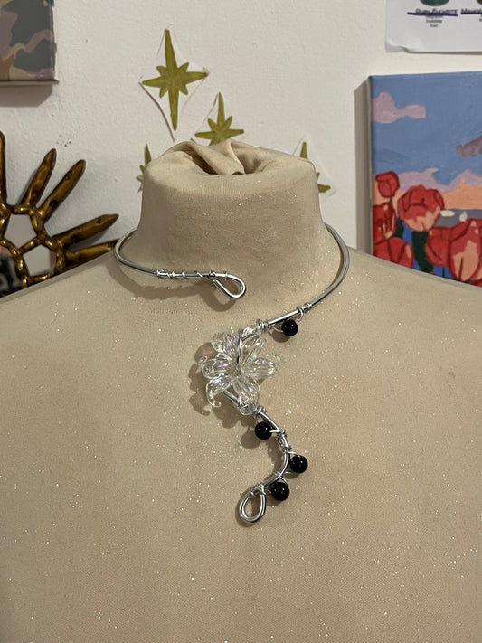 collana perline nere fiore trasparente