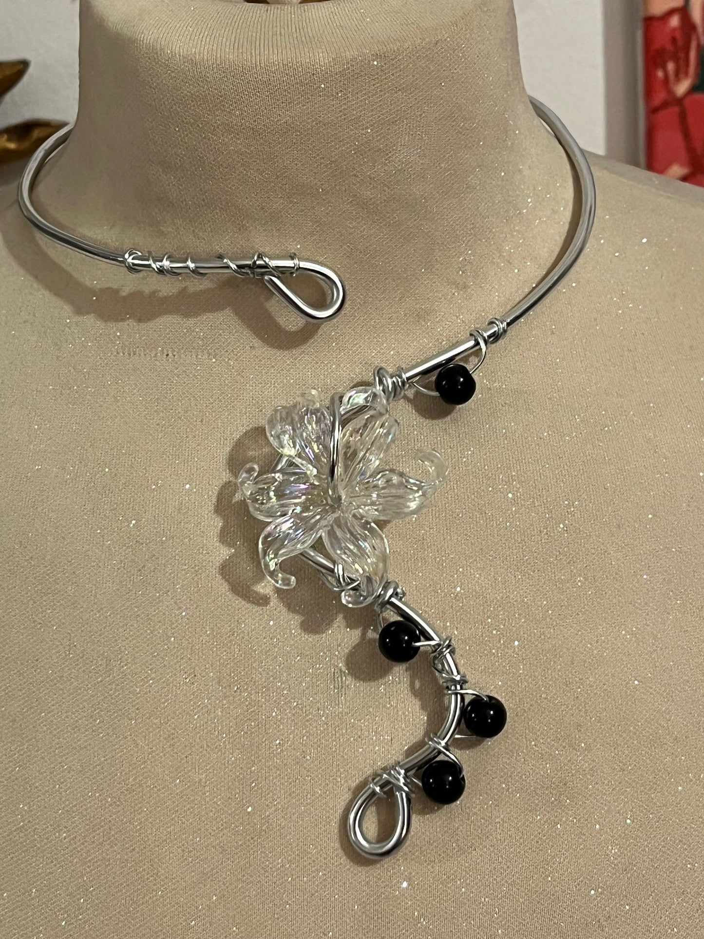 collana perline nere fiore trasparente