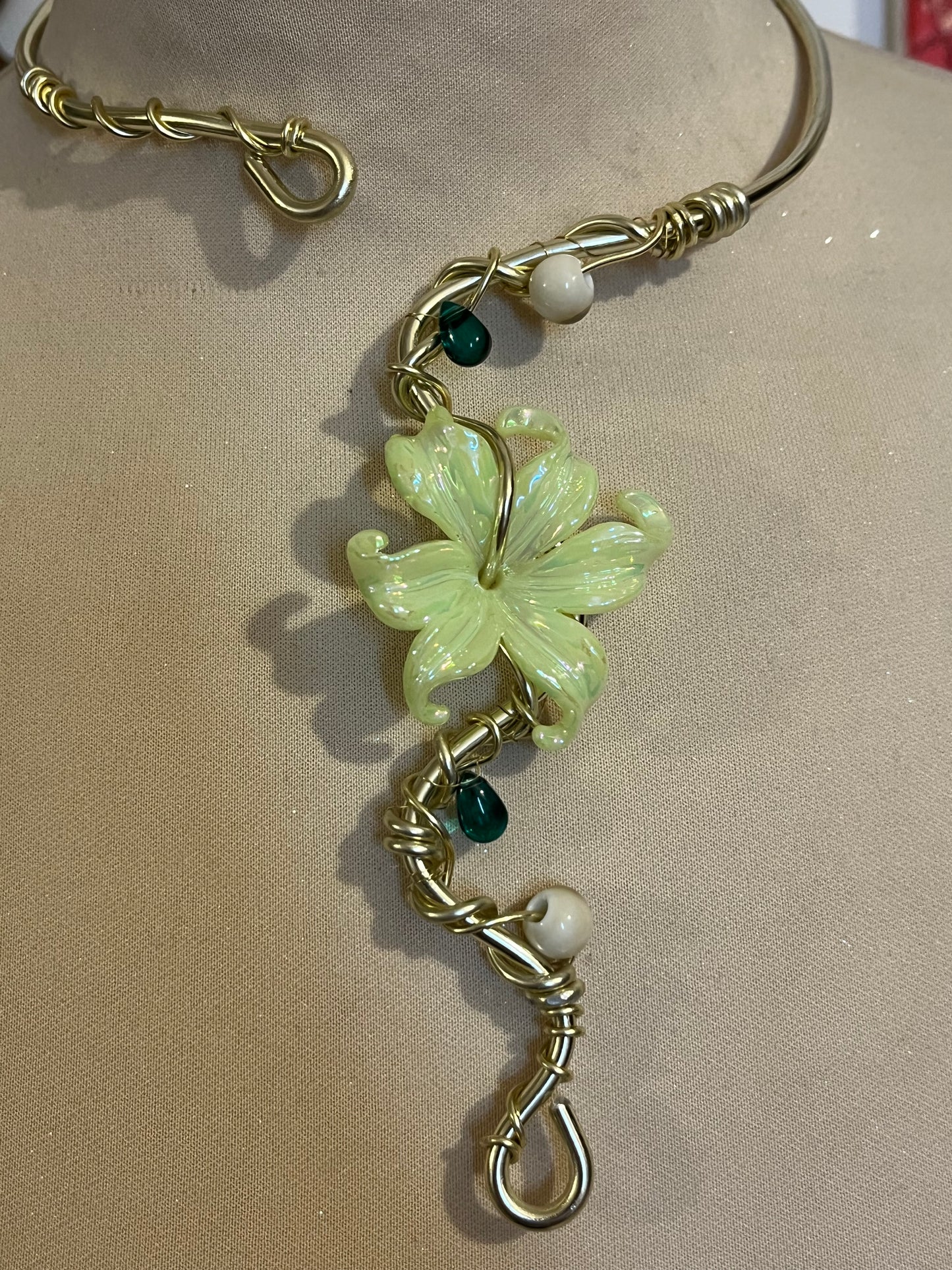 colier cu flori de culoare aurie