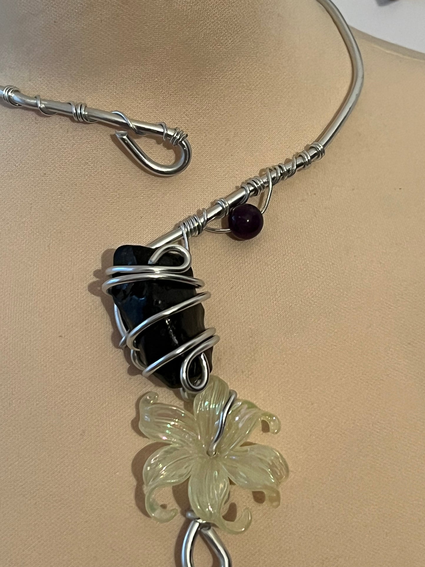 colier cu flori și piatră adevărată