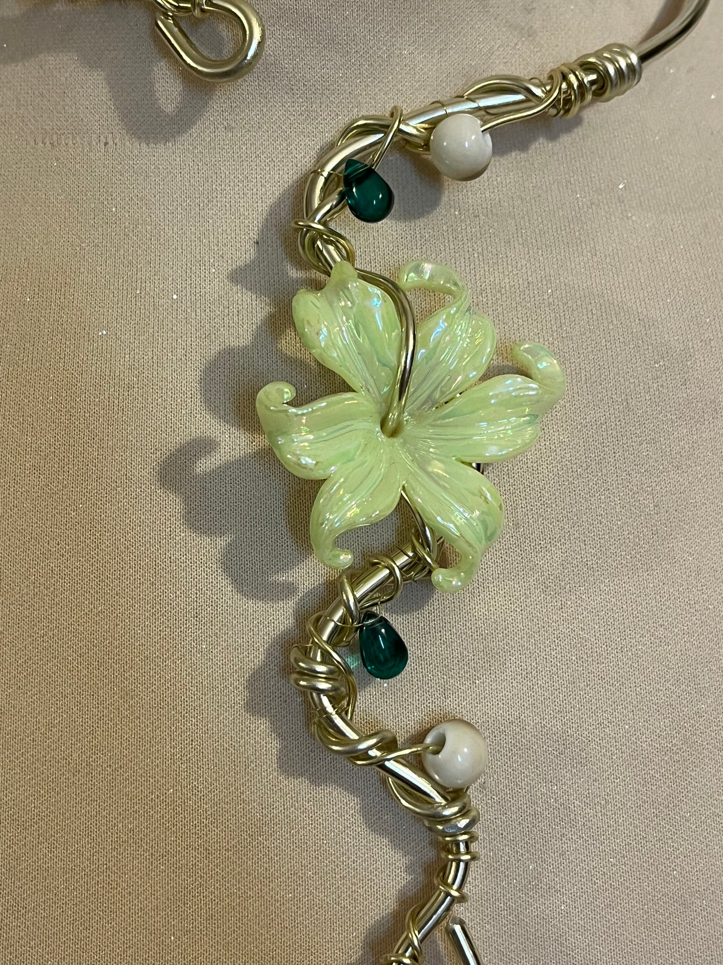 colier cu flori de culoare aurie