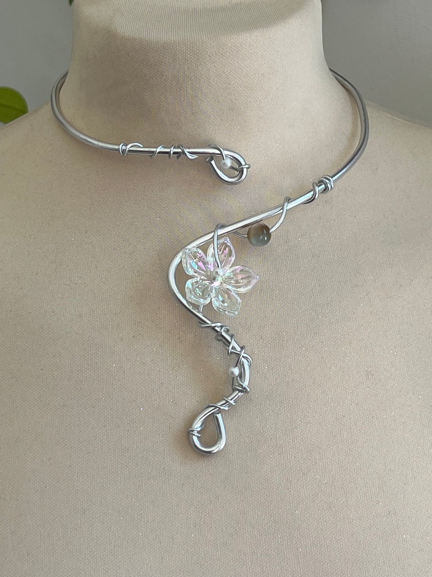 lily trasparent flower necklace