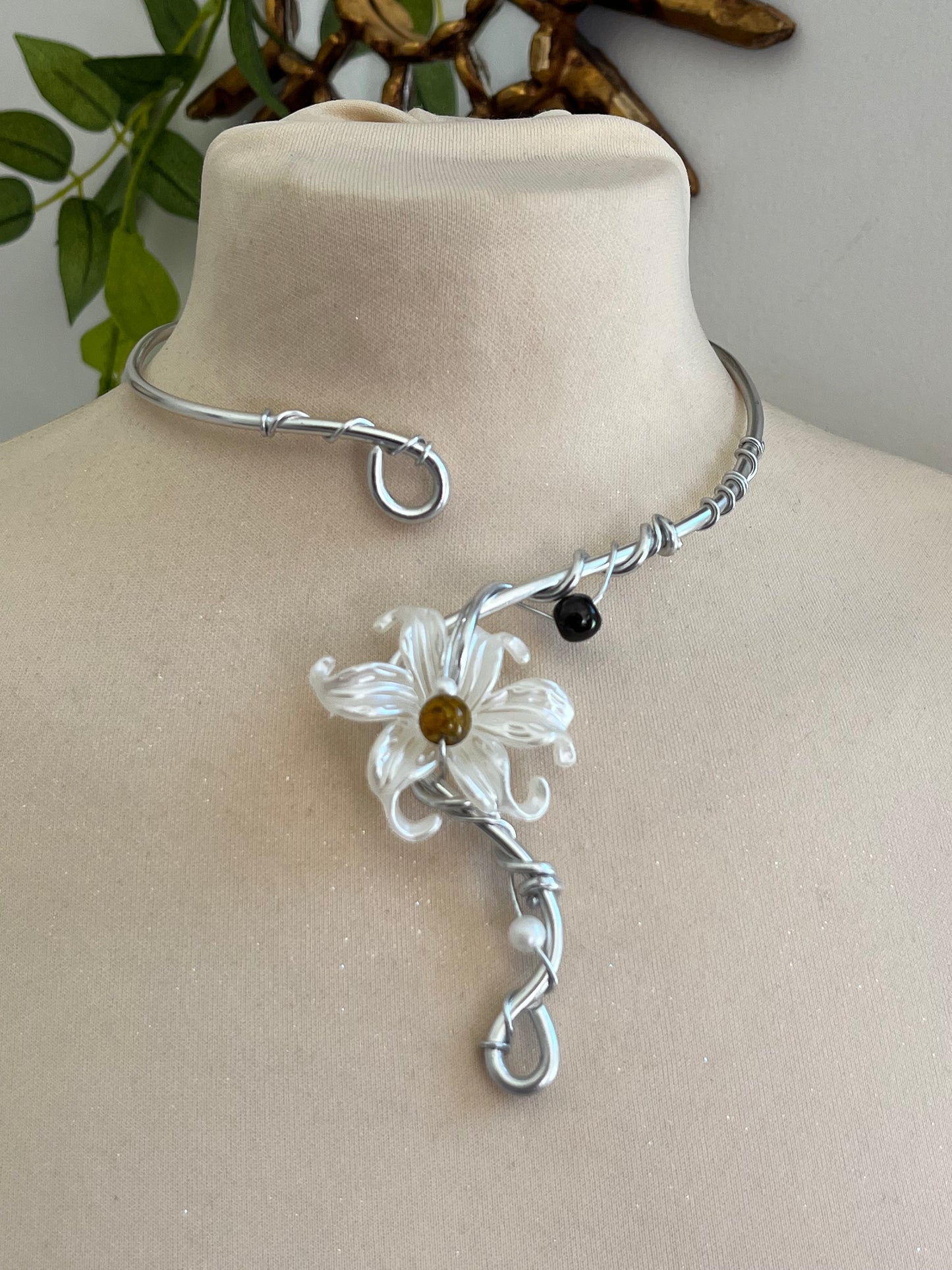 Iris white flower necklace