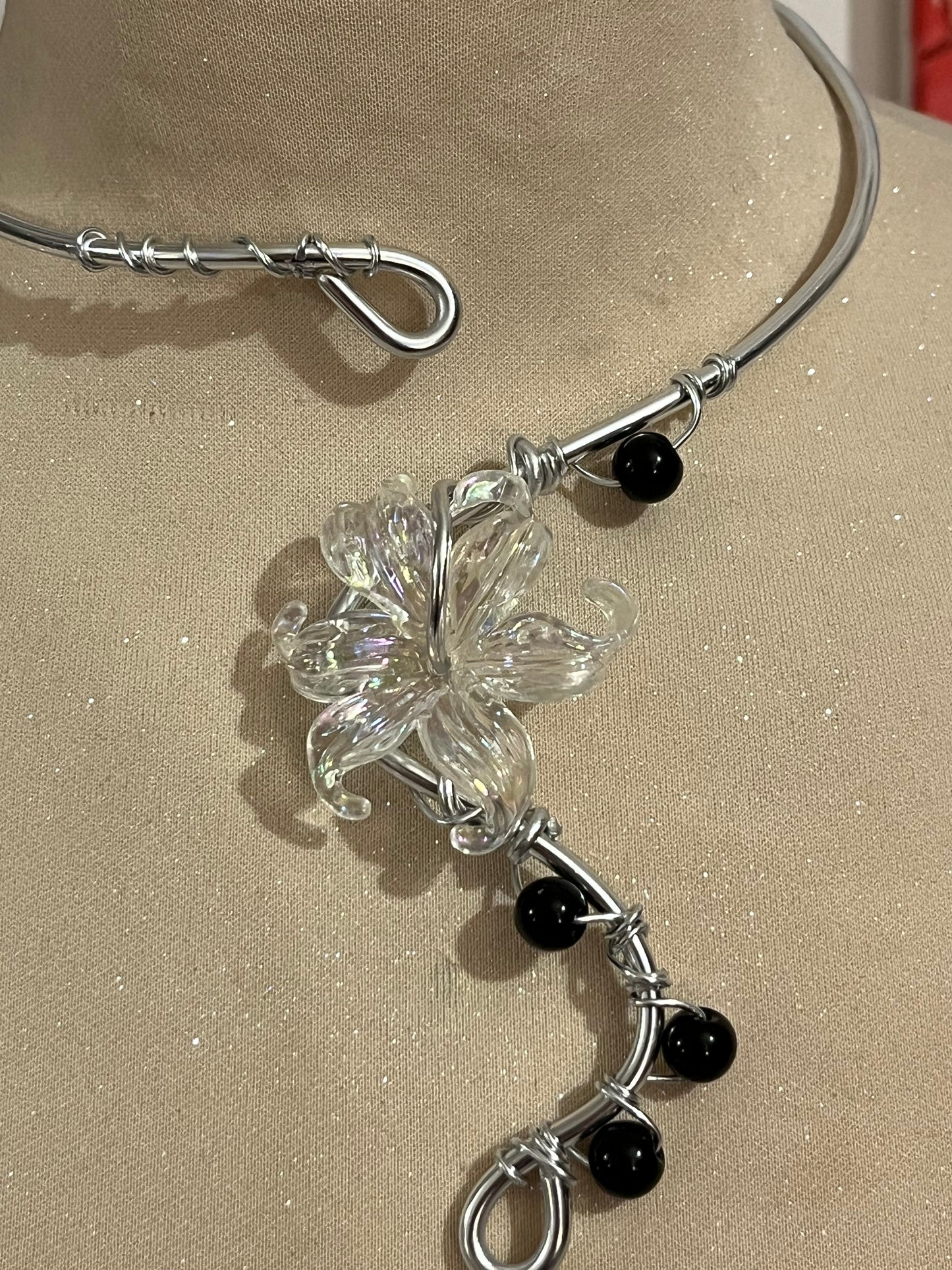 collana perline nere fiore trasparente