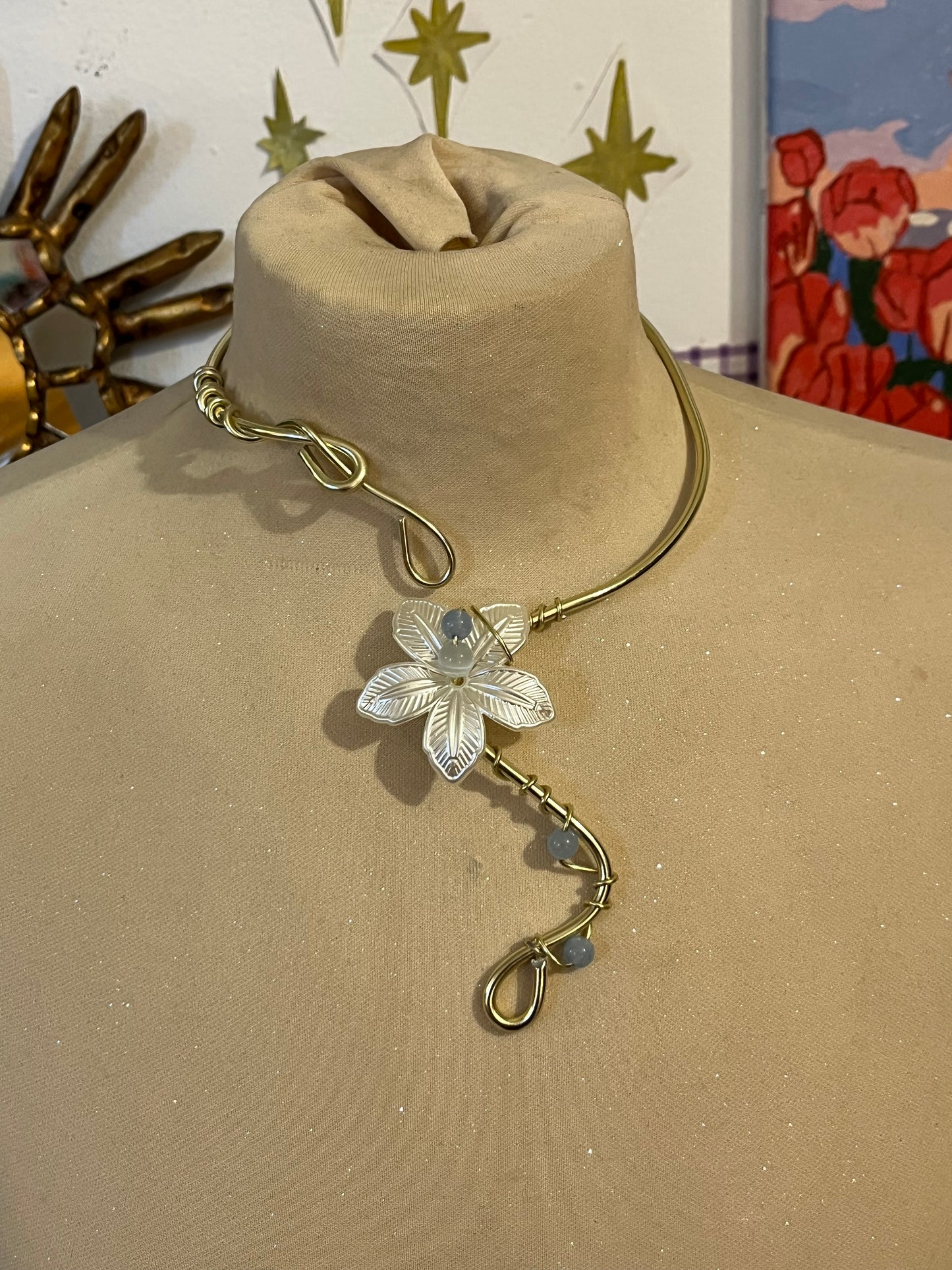 collana fiore bianco perline azzurre bianche