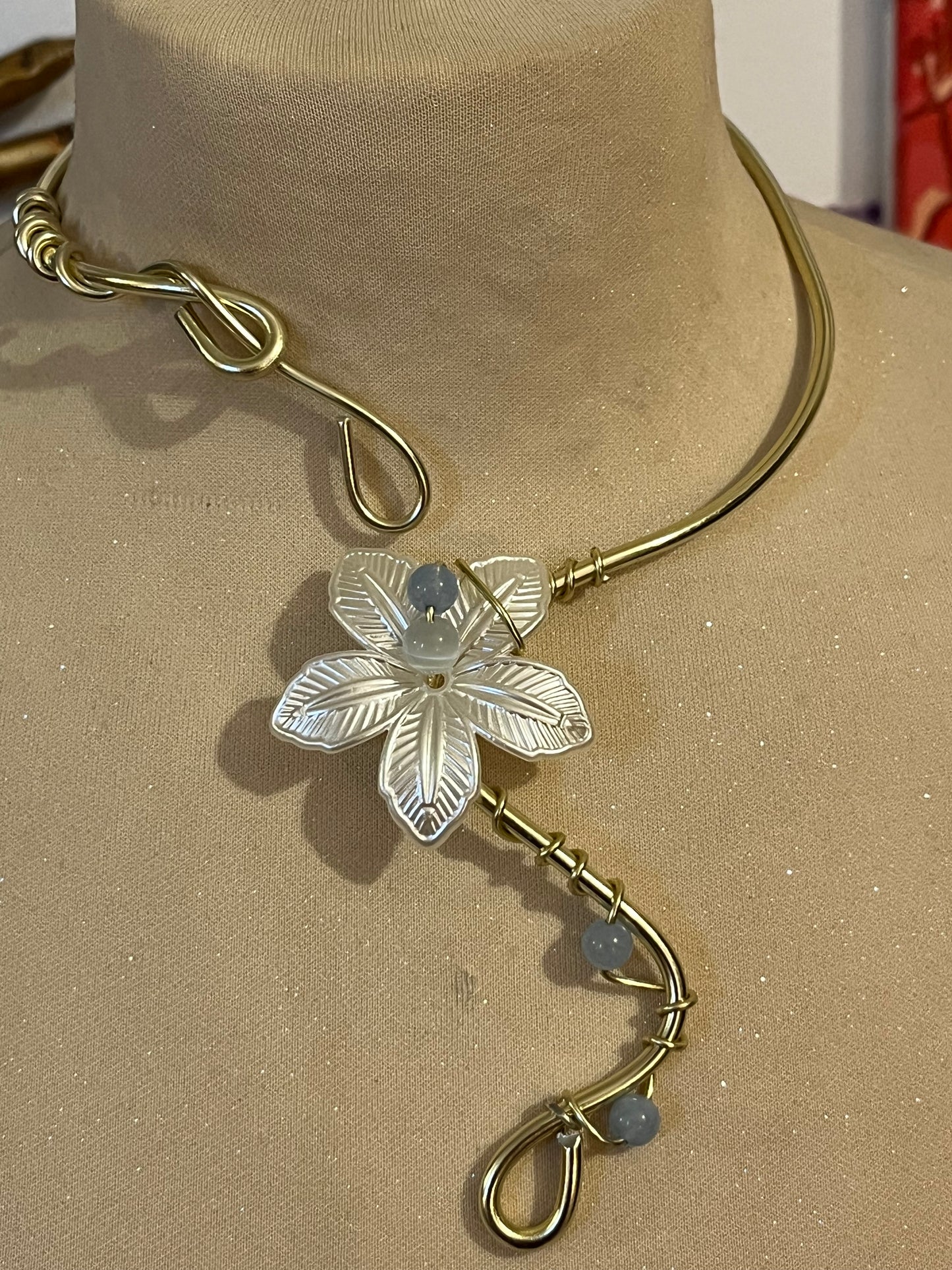 collana fiore bianco perline azzurre bianche