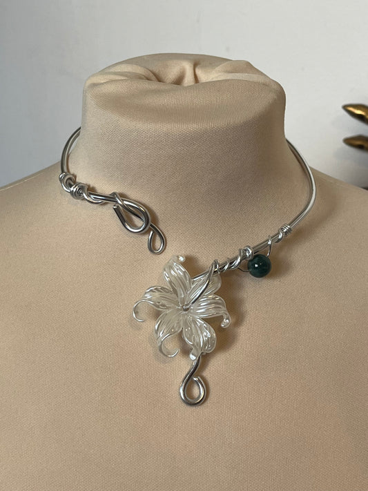 necklace silver colour flower