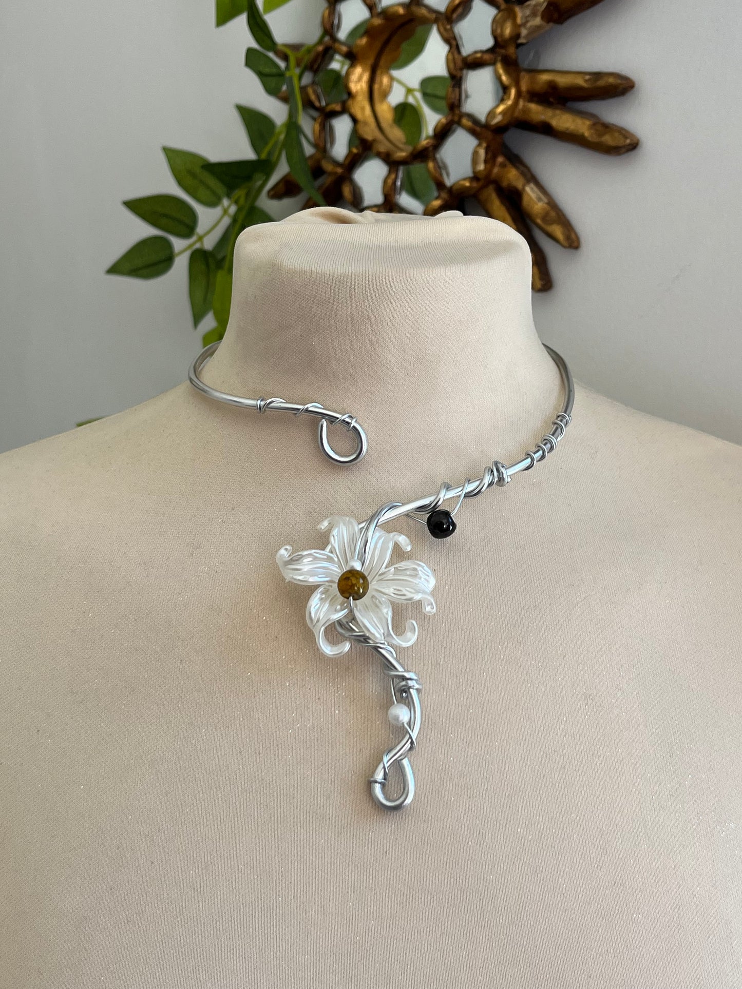 Iris white flower necklace
