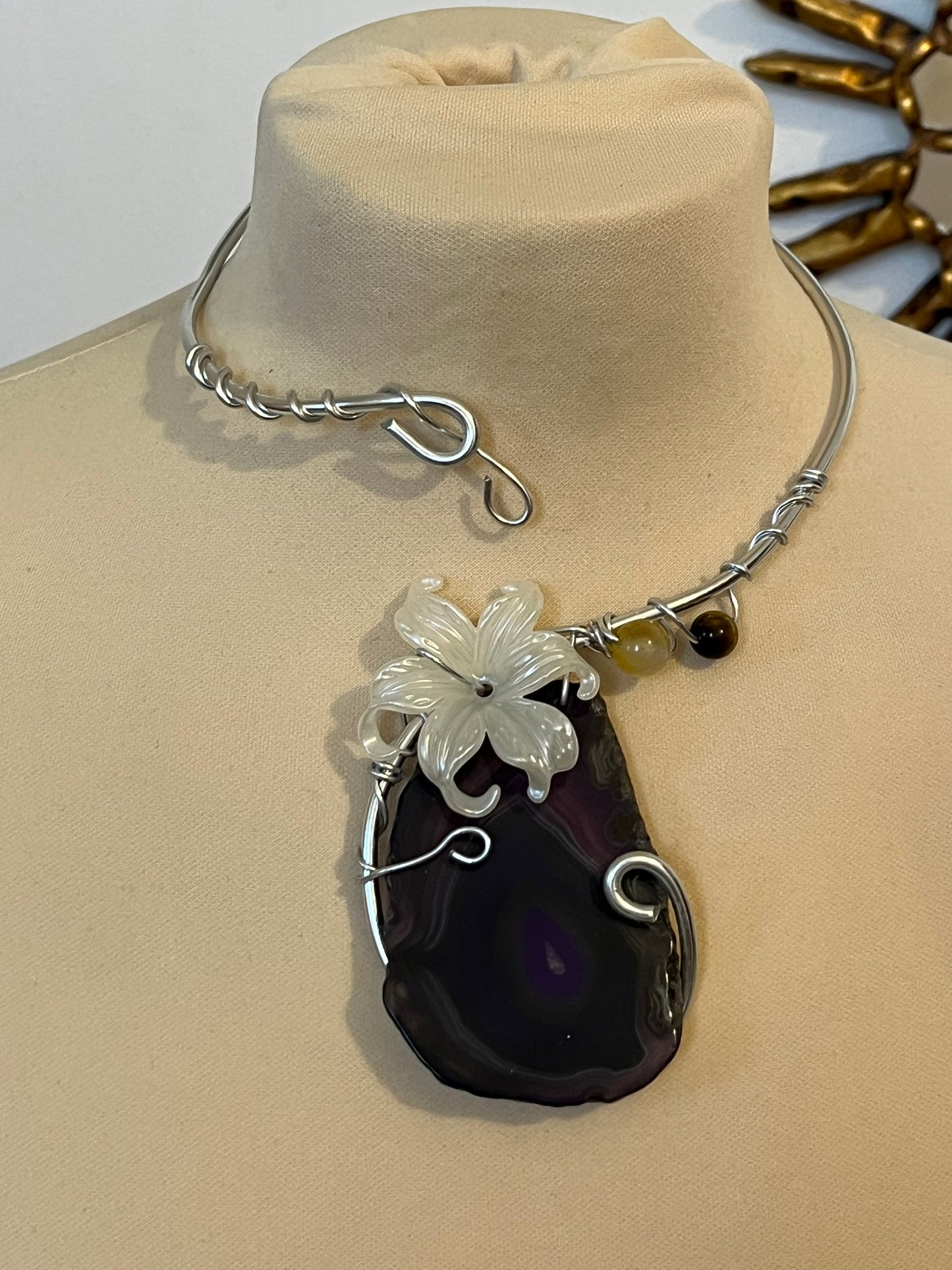 collana fiore bianco fetta di agata viola