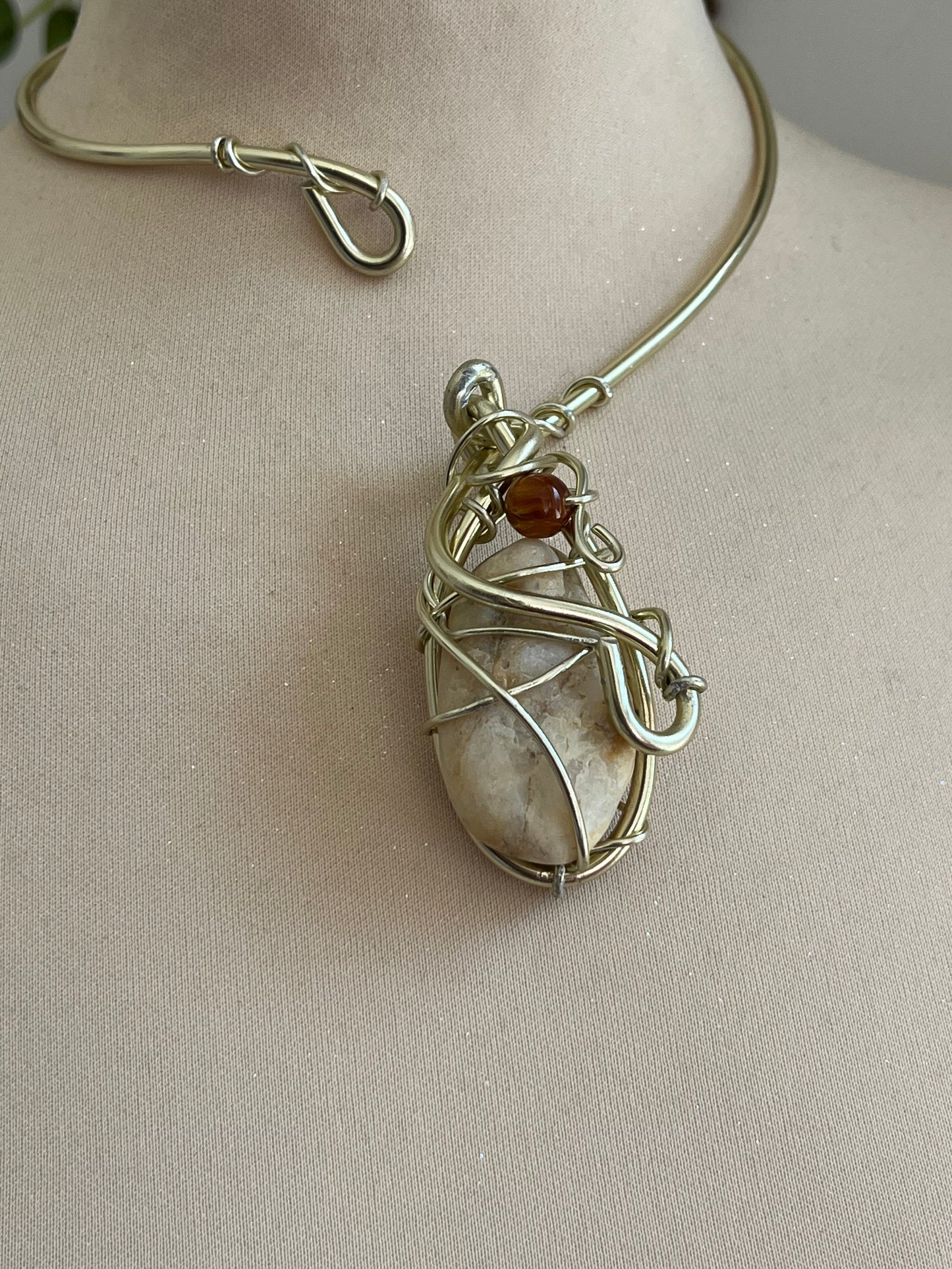 queen stone necklace