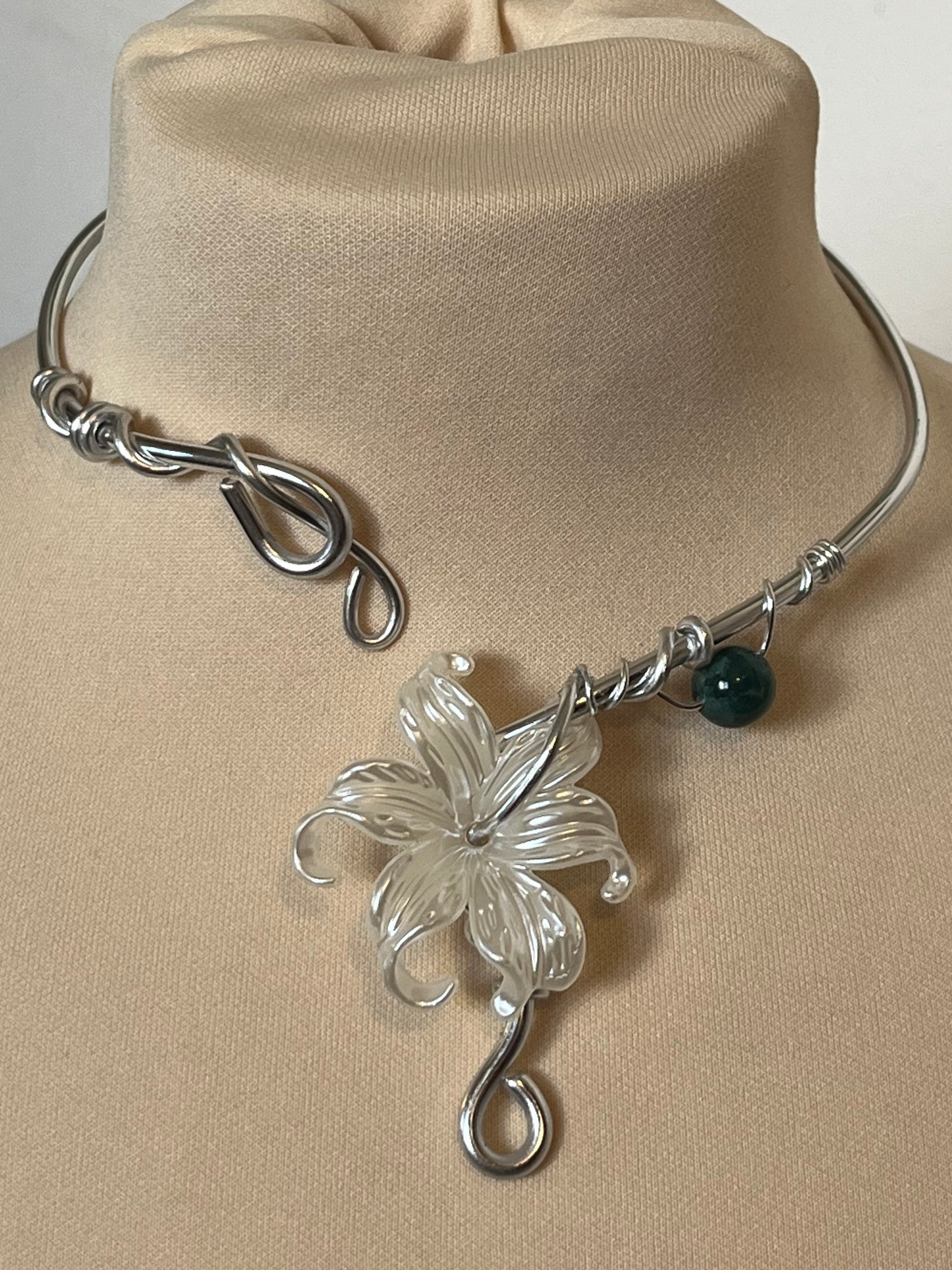 necklace silver colour flower