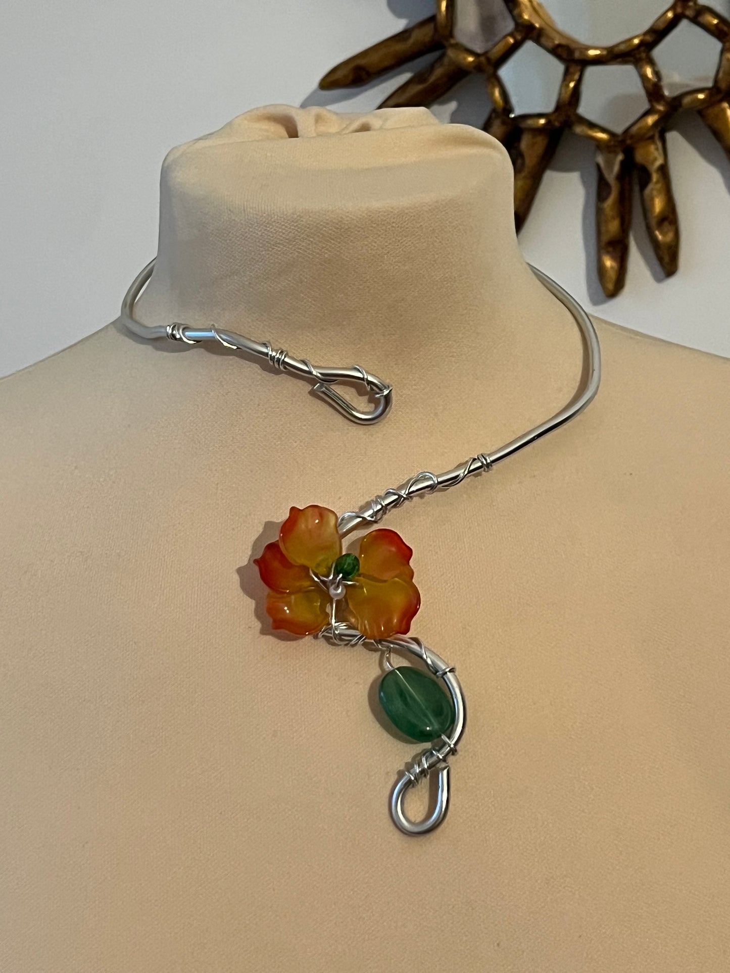 colier lucrat manual cu flori, mărgele de sticlă portocalii și verzi
