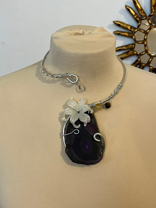 collana fiore bianco fetta di agata viola