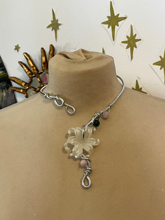 1 colier cu mărgele de flori