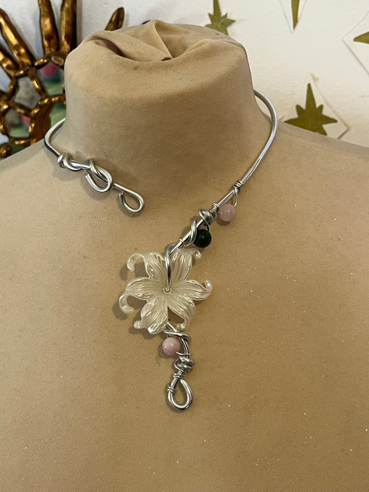 1 colier cu mărgele de flori