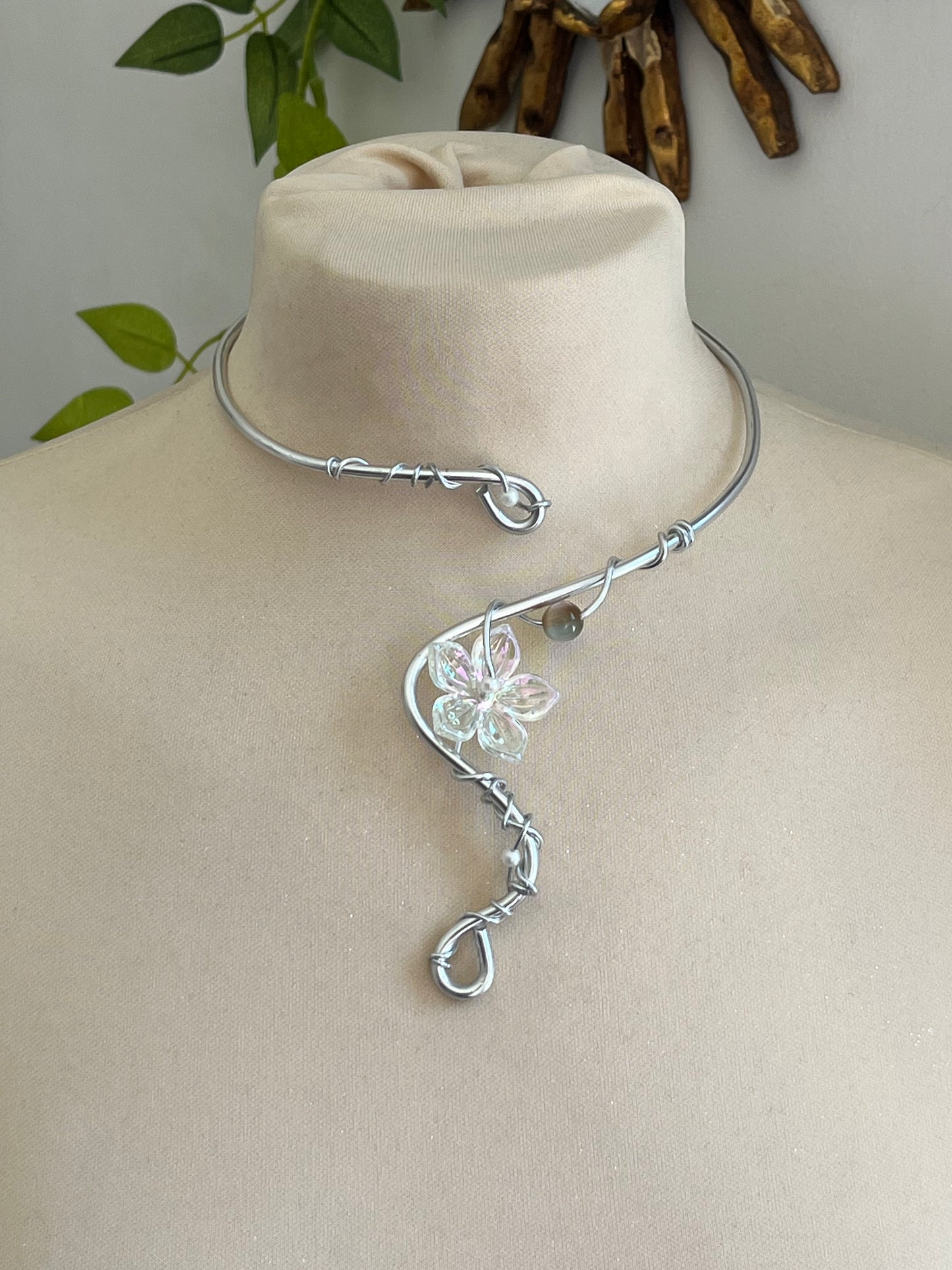 lily trasparent flower necklace
