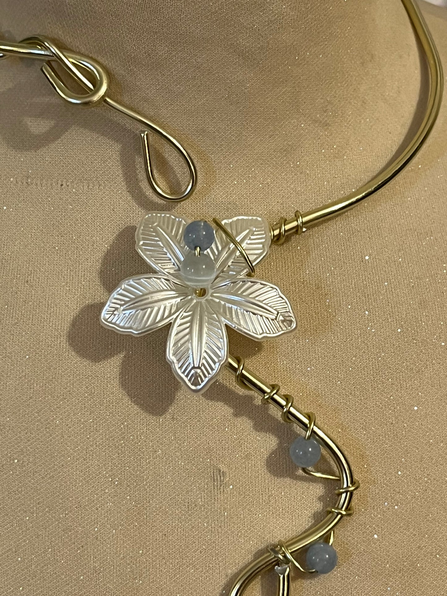 collana fiore bianco perline azzurre bianche