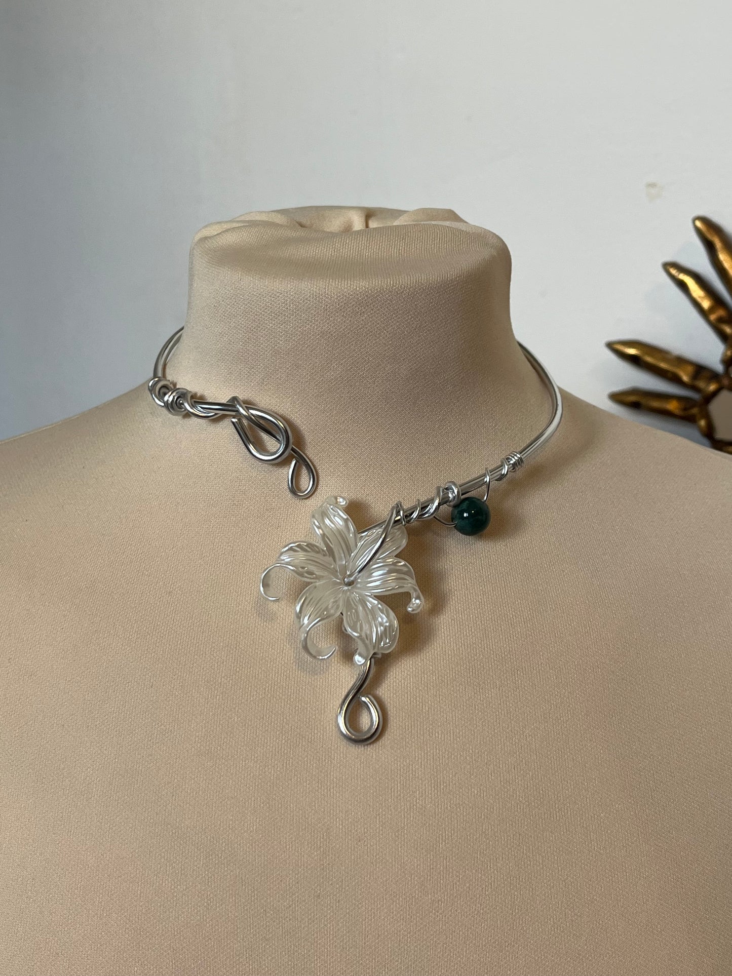 necklace silver colour flower