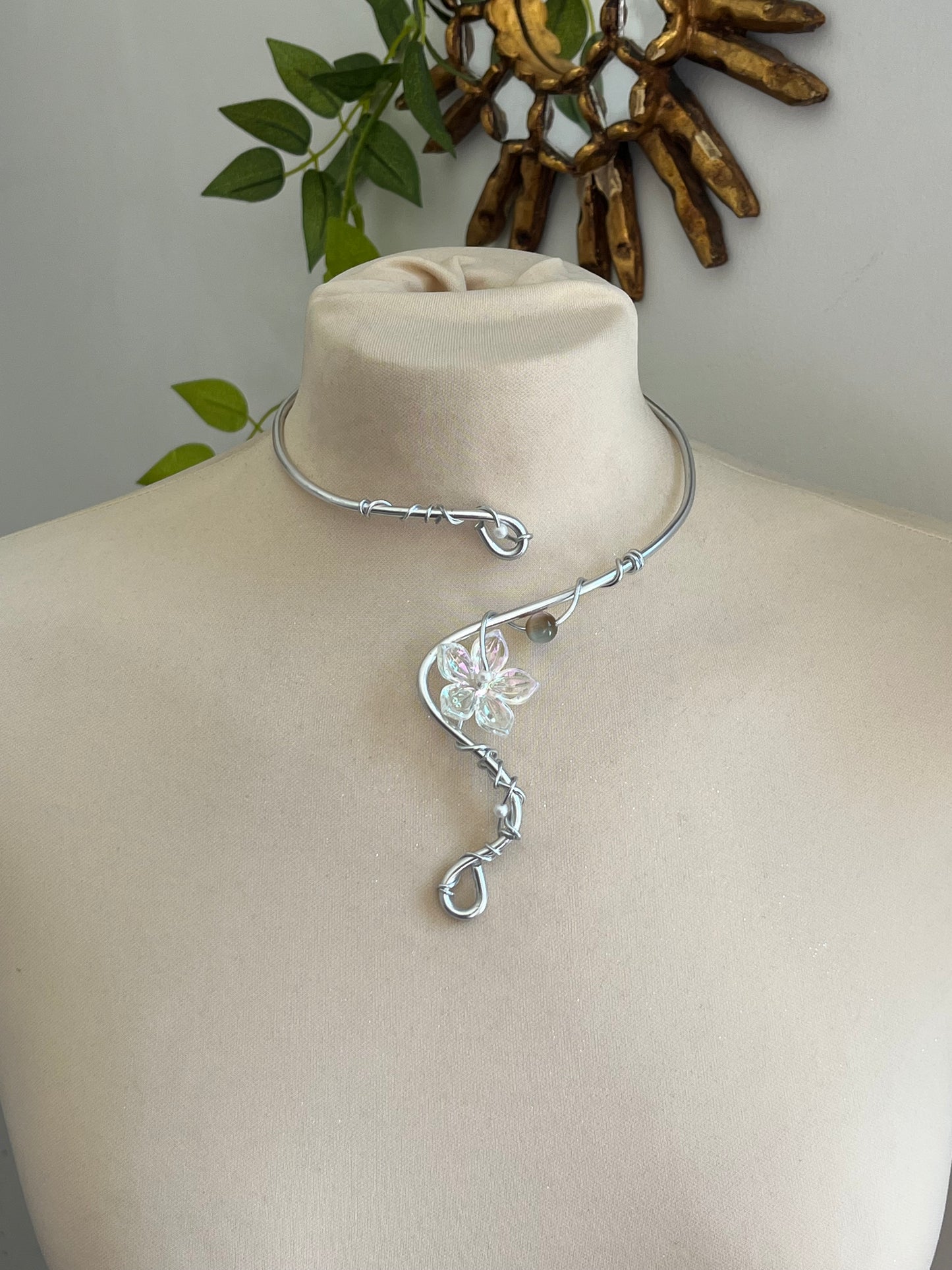 lily trasparent flower necklace