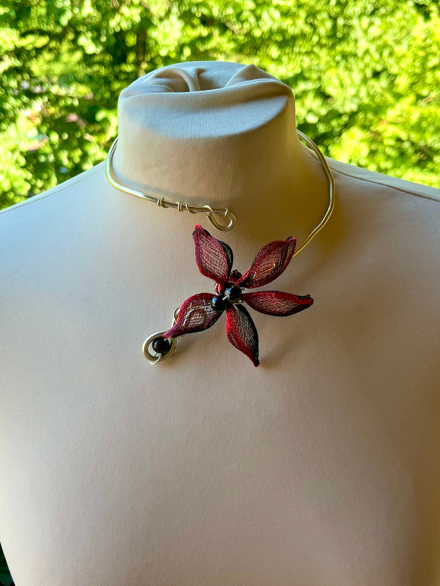 Handmade Gold Color Wire-Wrapped Red and Black Mesh Floral Choker