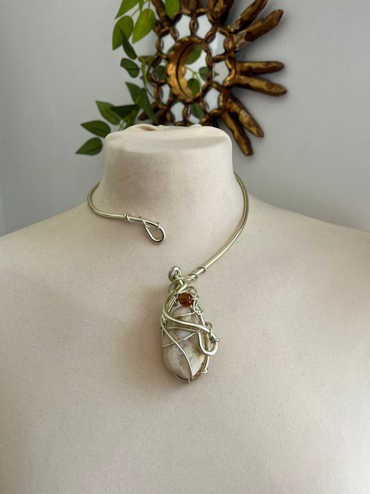 queen stone necklace
